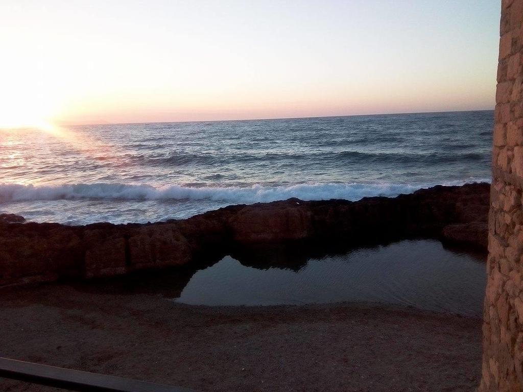 Готель Ocean Waves Chania  Екстер'єр фото